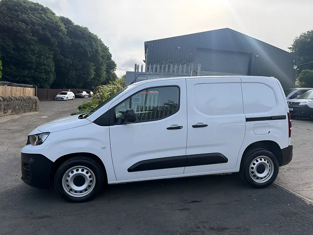 Used 2023 Peugeot Partner Professional Premium+ White - Interior and Exterior details 18