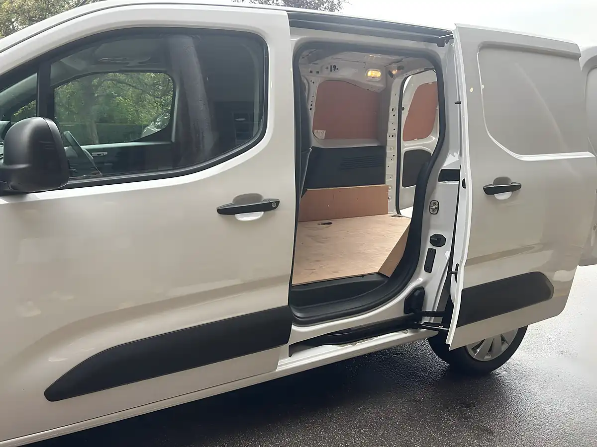 Used 2023 Peugeot Partner Professional Premium + White - Interior and Exterior details 14