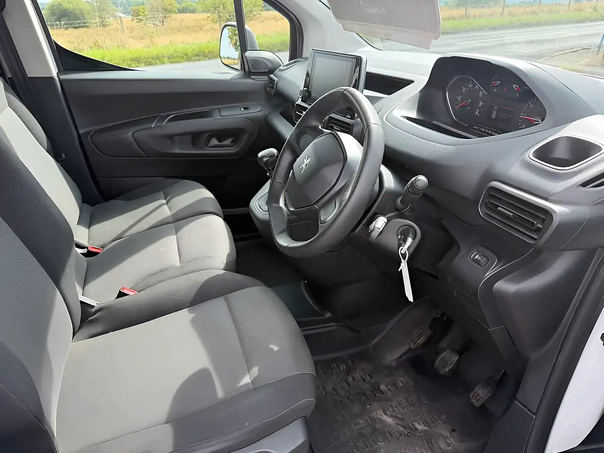 Used 2023 Peugeot Partner Professional Premium White - Interior and Exterior details 17