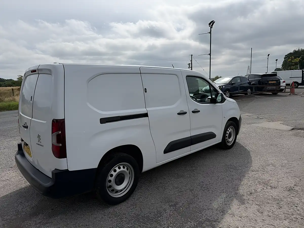 Used 2023 Peugeot Partner Professional Premium White - Interior and Exterior details 4