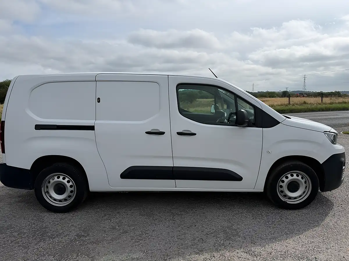 Used 2023 Peugeot Partner Professional Premium White - Interior and Exterior details 9