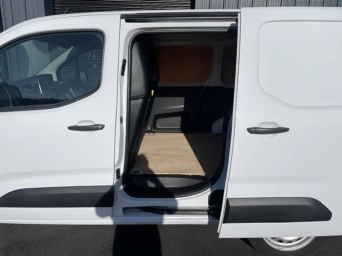 Used 2023 Peugeot Partner Professional Premium+ White - Interior and Exterior details 11