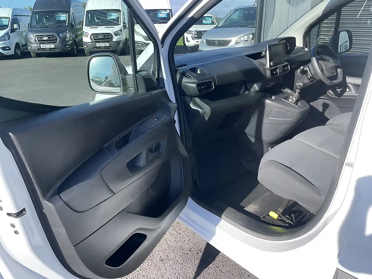 Used 2023 Peugeot Partner Professional Premium+ White - Interior and Exterior details 12