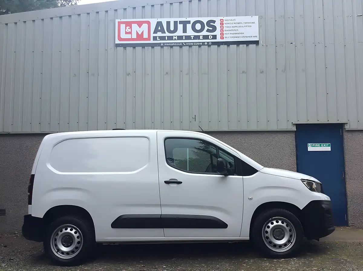 Used 2023 Peugeot Partner Professional Premium+ White - Front View