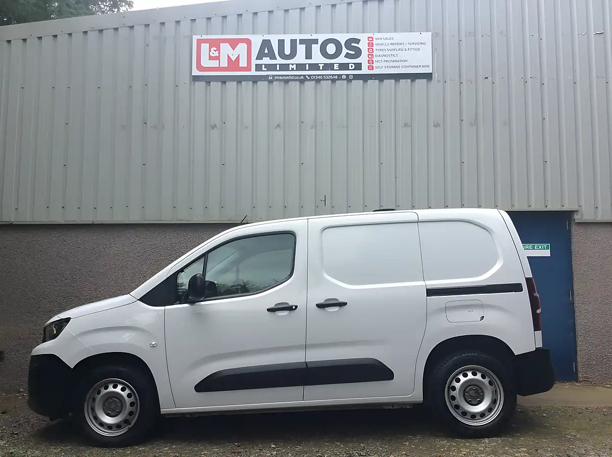 Used 2023 Peugeot Partner Professional Premium+ White - Interior and Exterior details 4