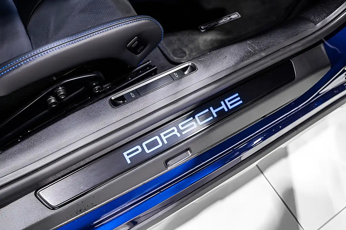 Used 2023 Porsche 911 Dakar Multi-Colour - Interior and Exterior details 5