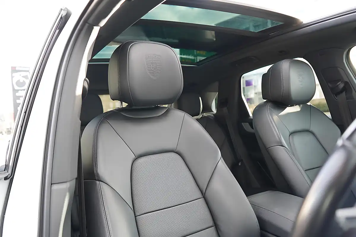 Used 2023 Porsche Cayenne Panroof+sport Design Pack White - Interior and Exterior details 10