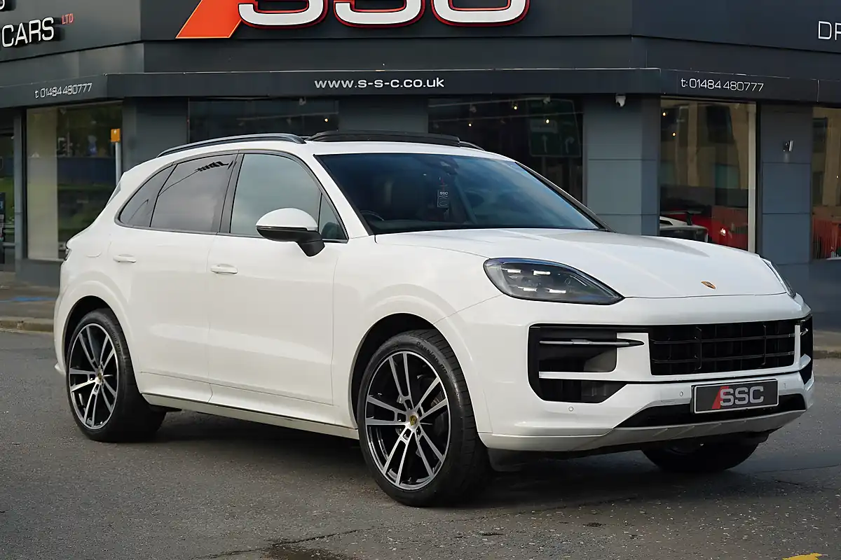 Used 2023 Porsche Cayenne Panroof+sport Design Pack White - Interior and Exterior details 3