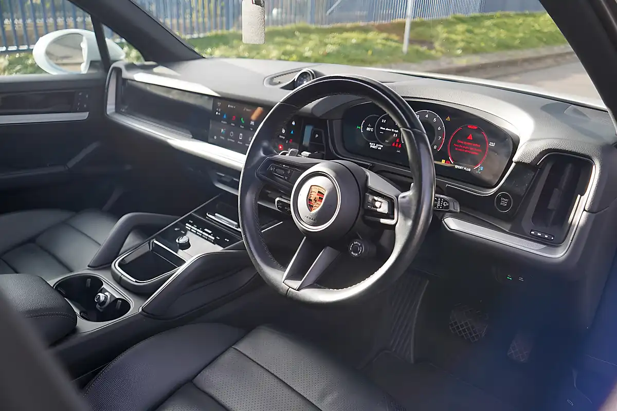 Used 2023 Porsche Cayenne Panroof+sport Design Pack White - Interior and Exterior details 9