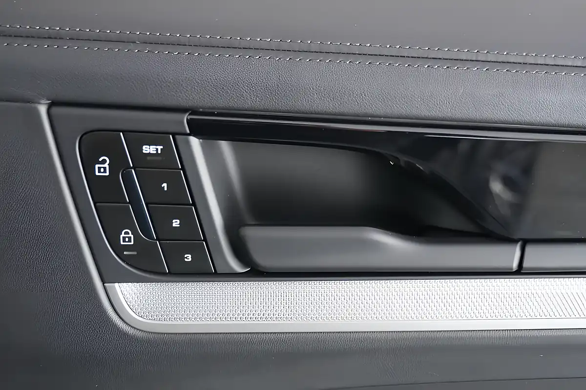 Used 2023 Porsche Cayenne Tiptronics Black - Interior and Exterior details 12