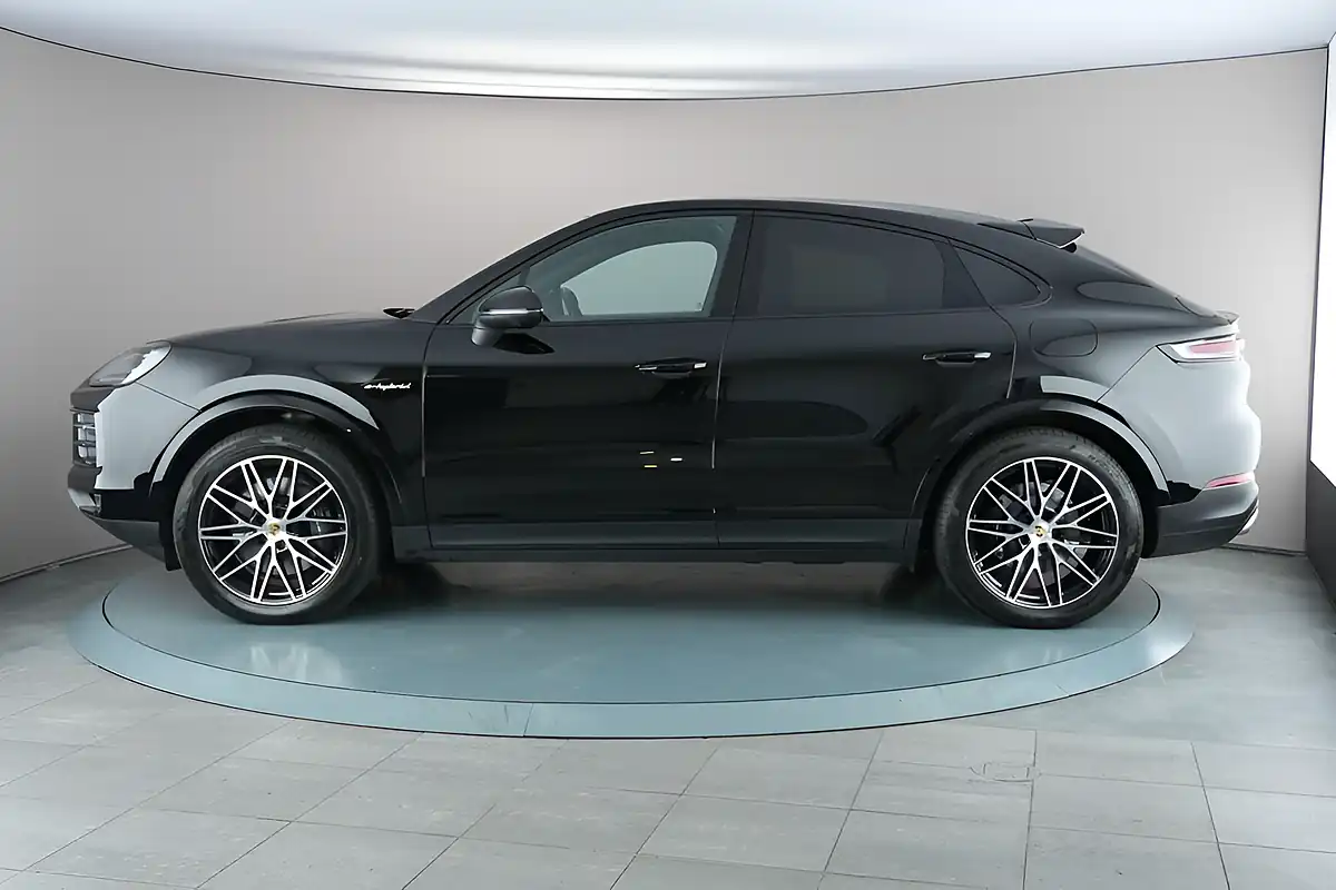 Used 2023 Porsche Cayenne Tiptronics Black - Interior and Exterior details 5