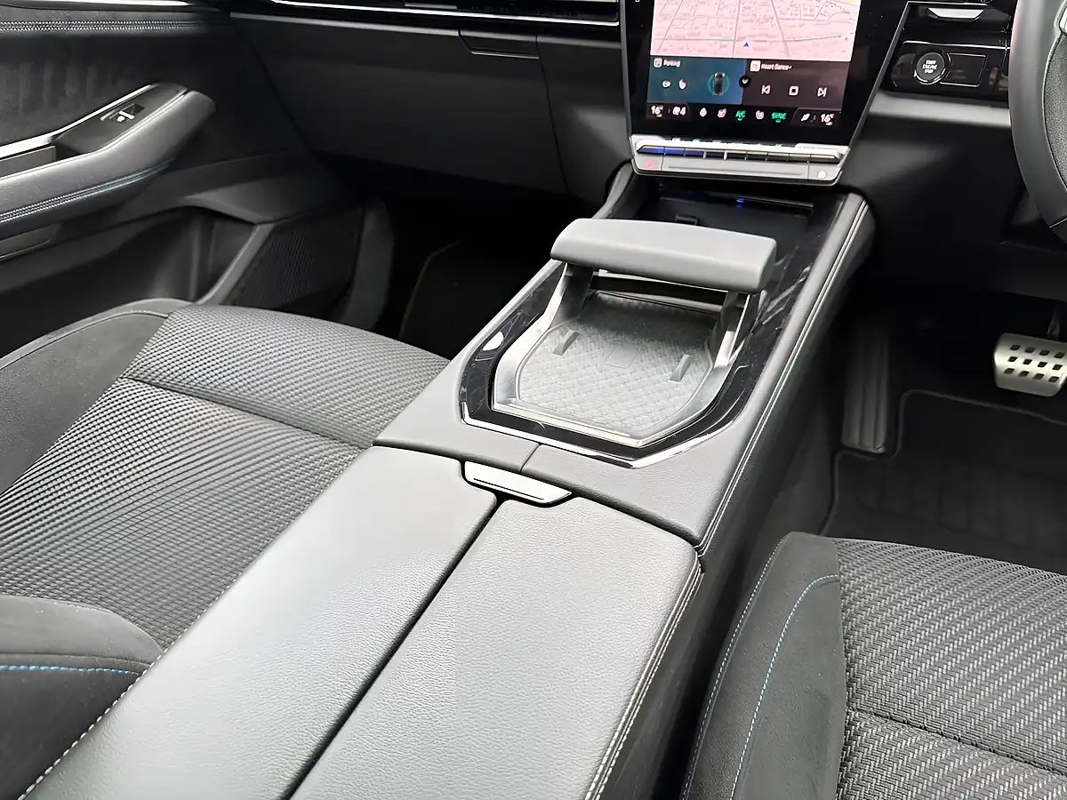 Used 2023 Renault Austral Iconic Esprit Alpine White - Interior and Exterior details 10