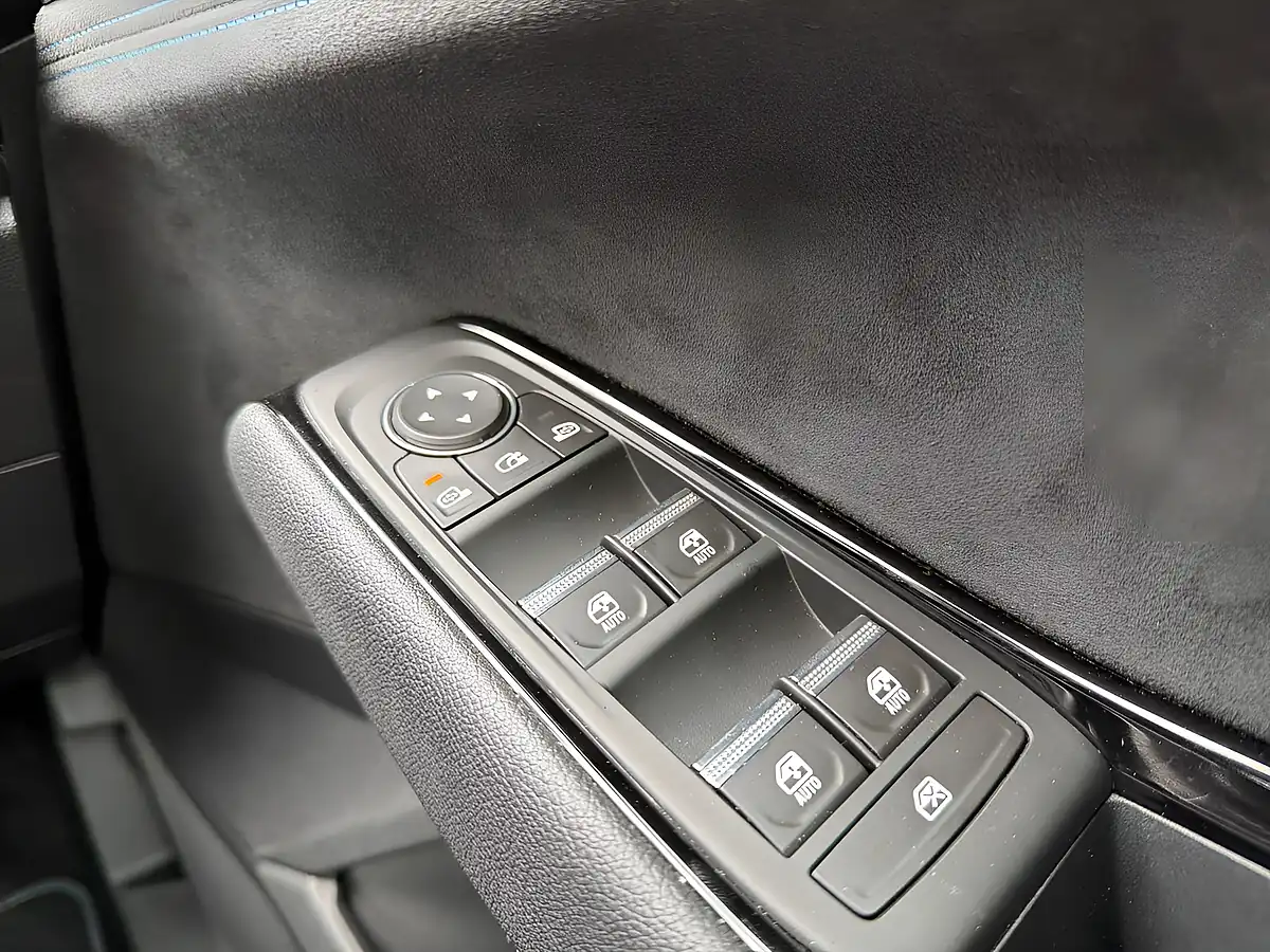 Used 2023 Renault Austral Iconic Esprit Alpine White - Interior and Exterior details 11
