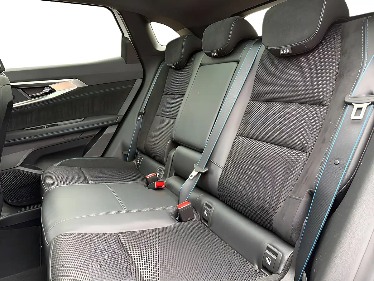Used 2023 Renault Austral Iconic Esprit Alpine White - Interior and Exterior details 14