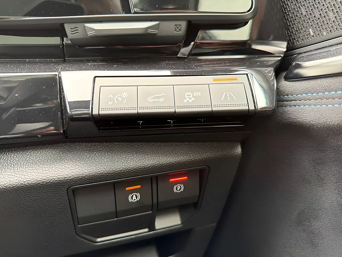 Used 2023 Renault Austral Iconic Esprit Alpine White - Interior and Exterior details 17