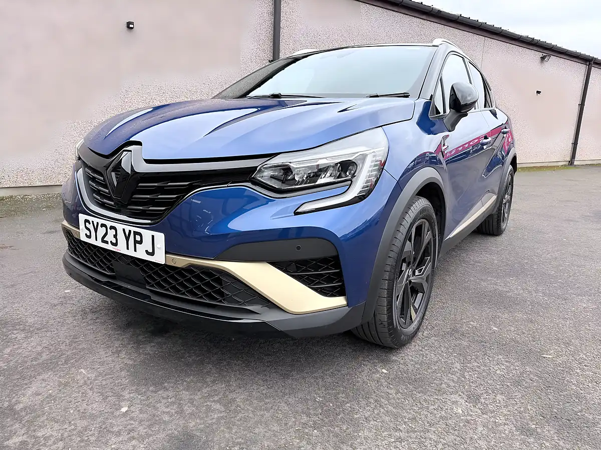 Used 2023 Renault Captur E-Tech Engineered Blue - Front View