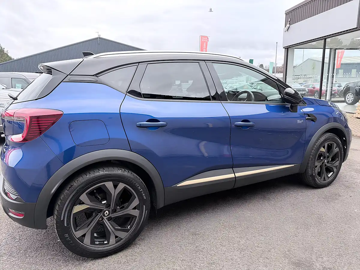 Used 2023 Renault Captur E-Tech Engineered Blue - Interior and Exterior details 12