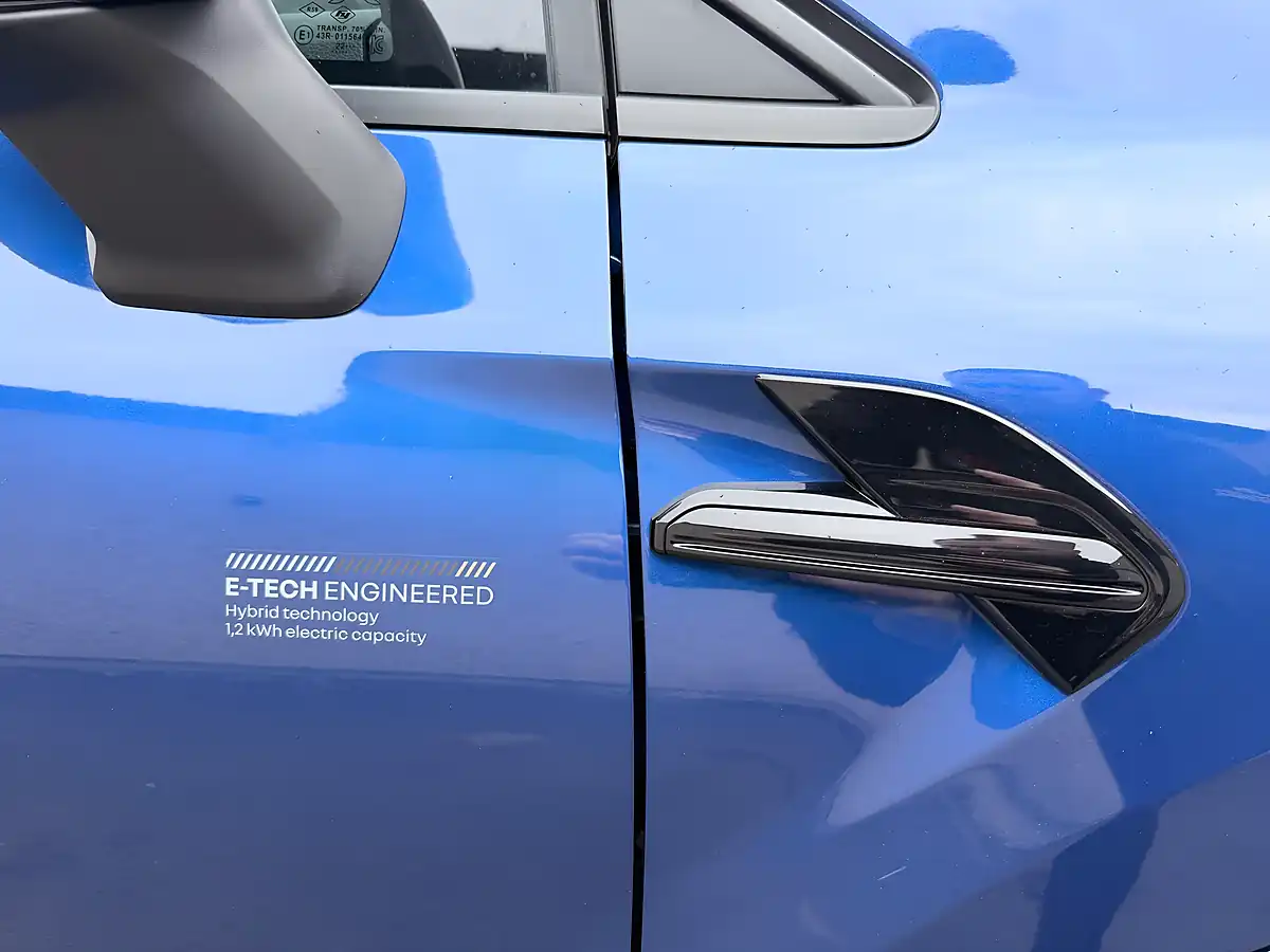 Used 2023 Renault Captur E-Tech Engineered Blue - Interior and Exterior details 14
