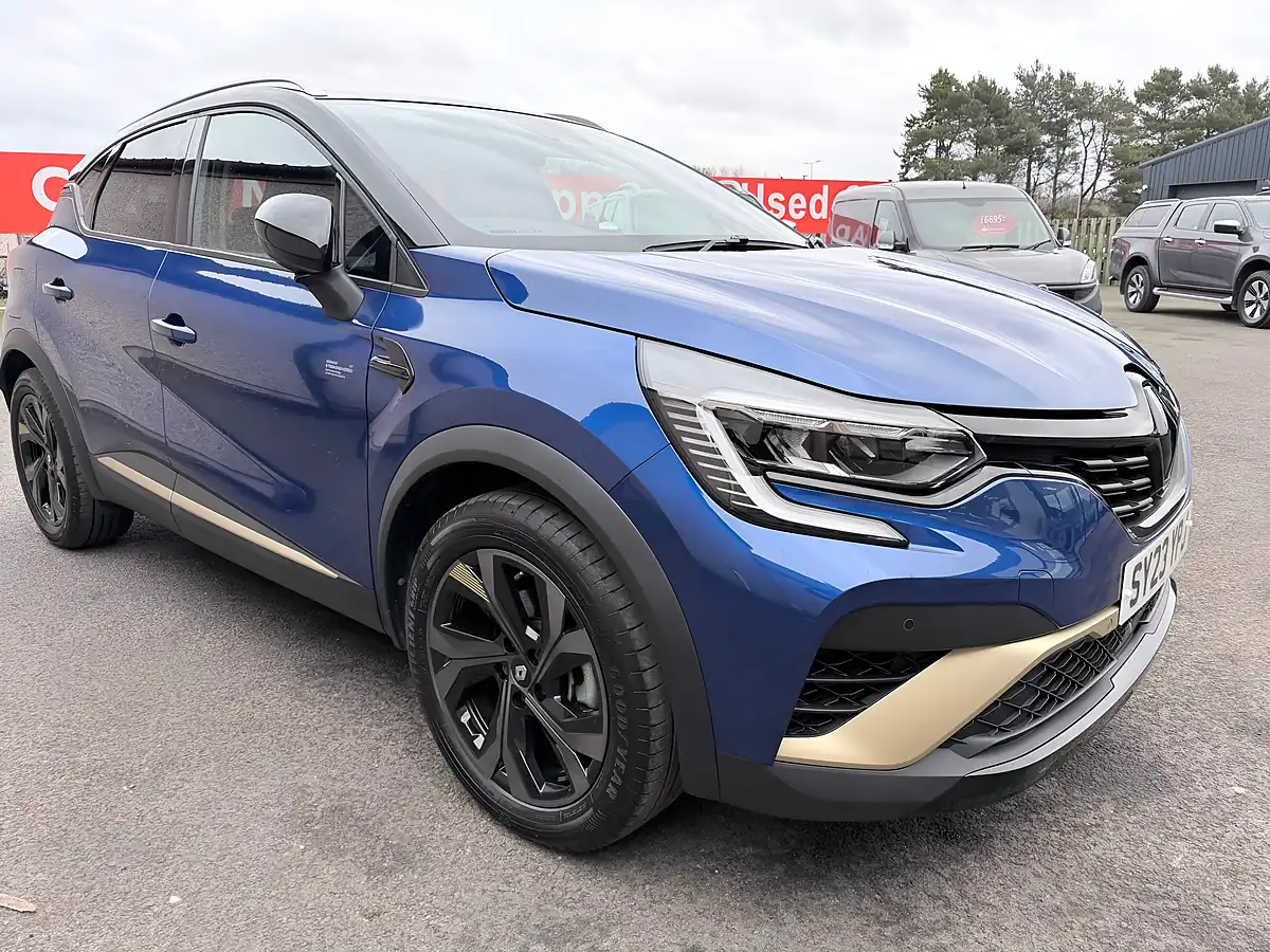 Used 2023 Renault Captur E-Tech Engineered Blue - Interior and Exterior details 15