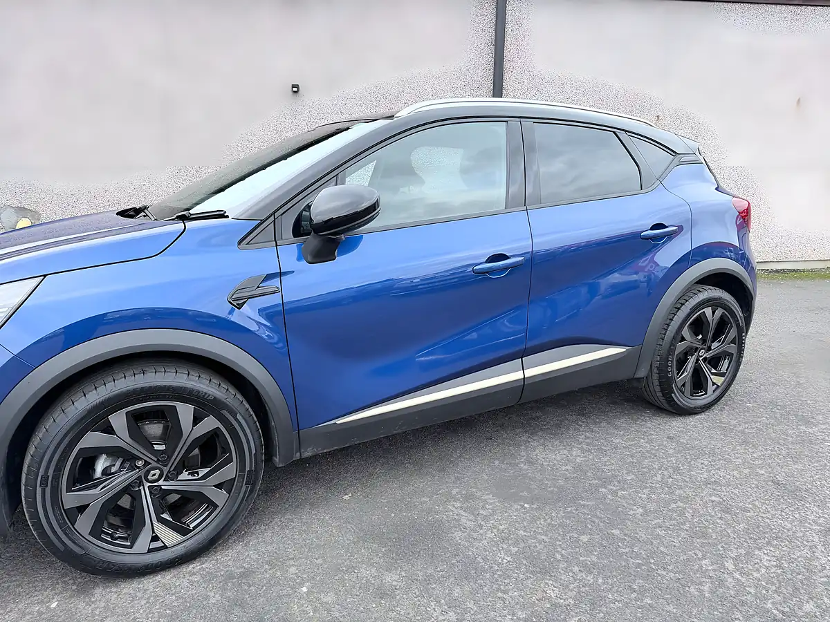 Used 2023 Renault Captur E-Tech Engineered Blue - Interior and Exterior details 5