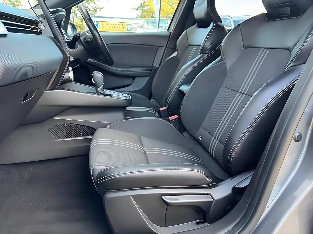 Used 2023 Renault Clio E-Tech Engineered Grey - Interior and Exterior details 16
