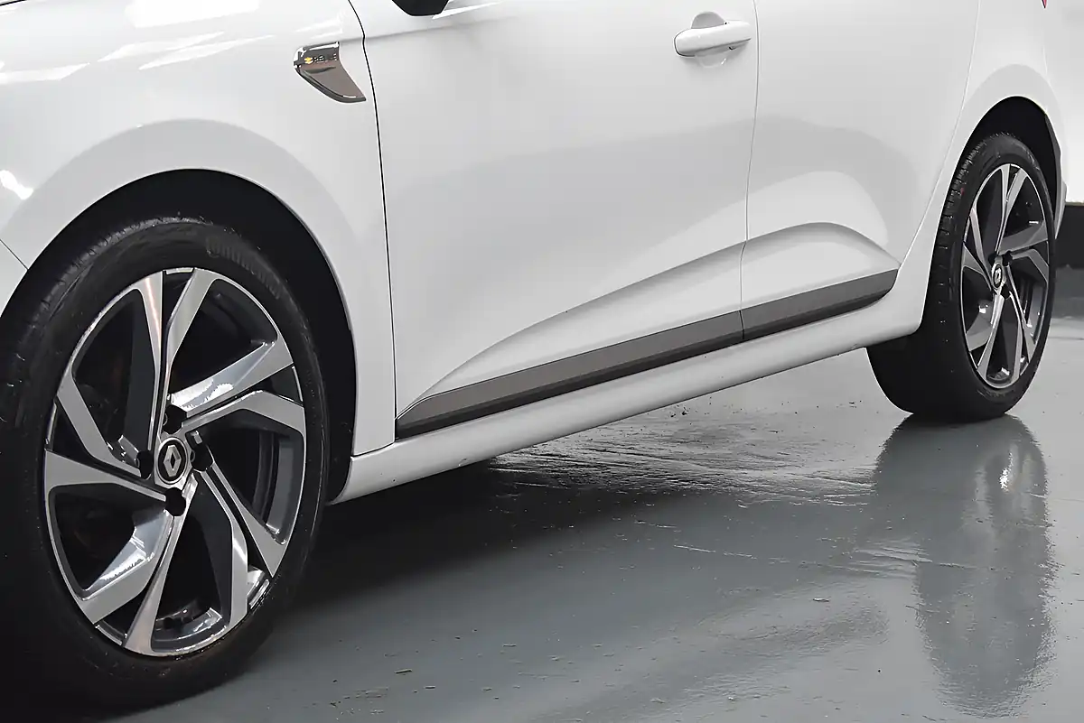 Used 2023 Renault Clio RS Line Glacier White - Interior and Exterior details 8