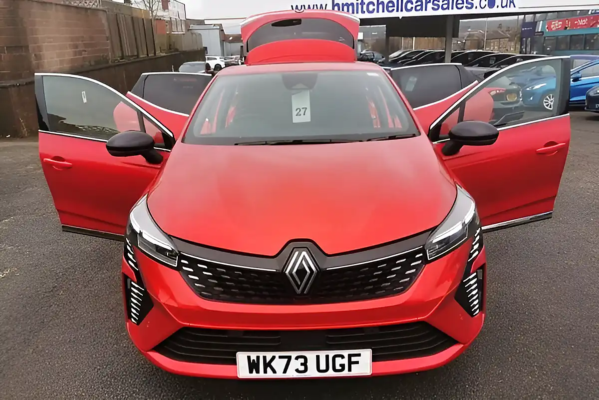 Used 2023 Renault Clio Techno Flame Red - Front View