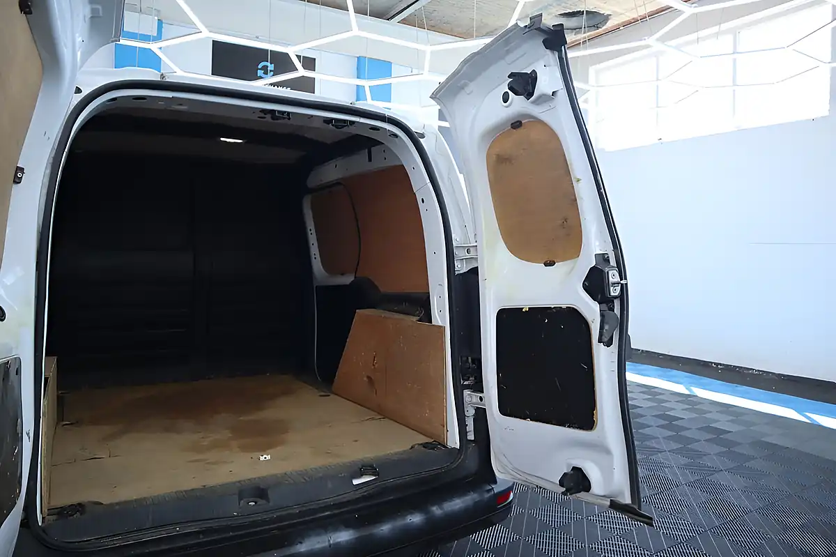 Used 2023 Renault Kangoo Advance White - Interior and Exterior details 12
