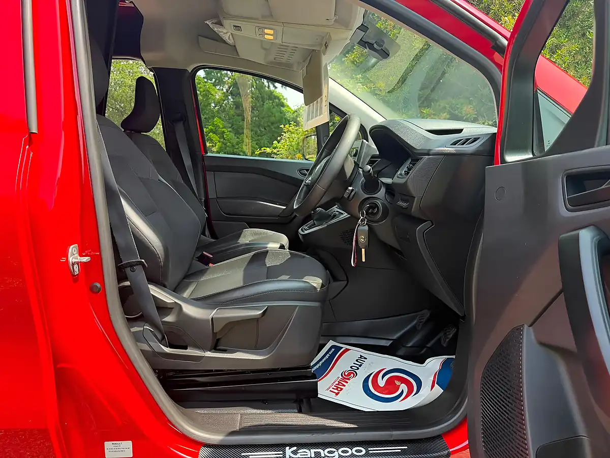 Used 2023 Renault Kangoo ML19 Start Mwb Red - Interior and Exterior details 10