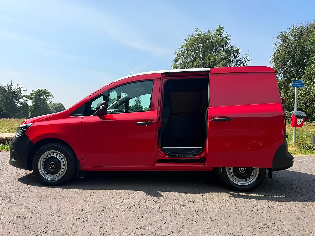 Used 2023 Renault Kangoo ML19 Start Mwb Red - Interior and Exterior details 5