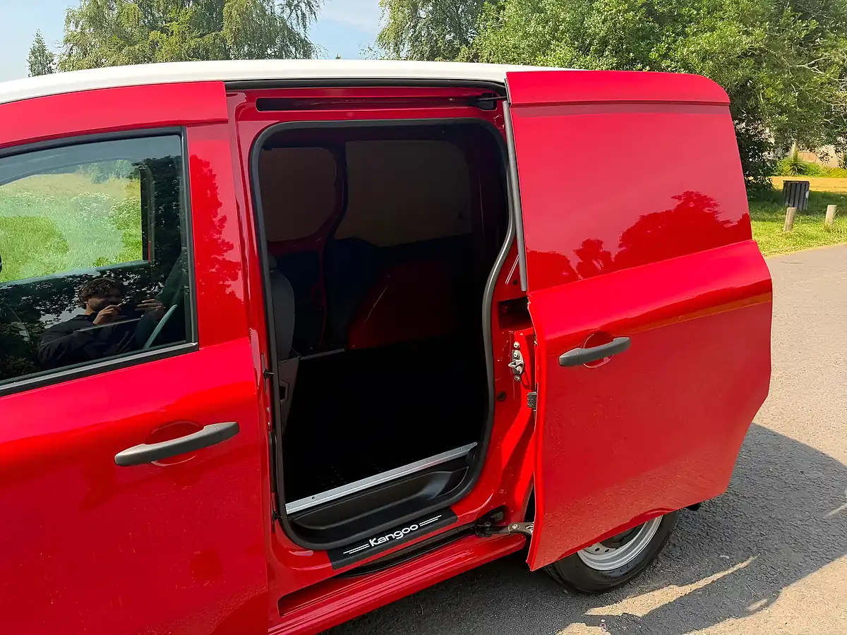 Used 2023 Renault Kangoo ML19 Start Mwb Red - Interior and Exterior details 6