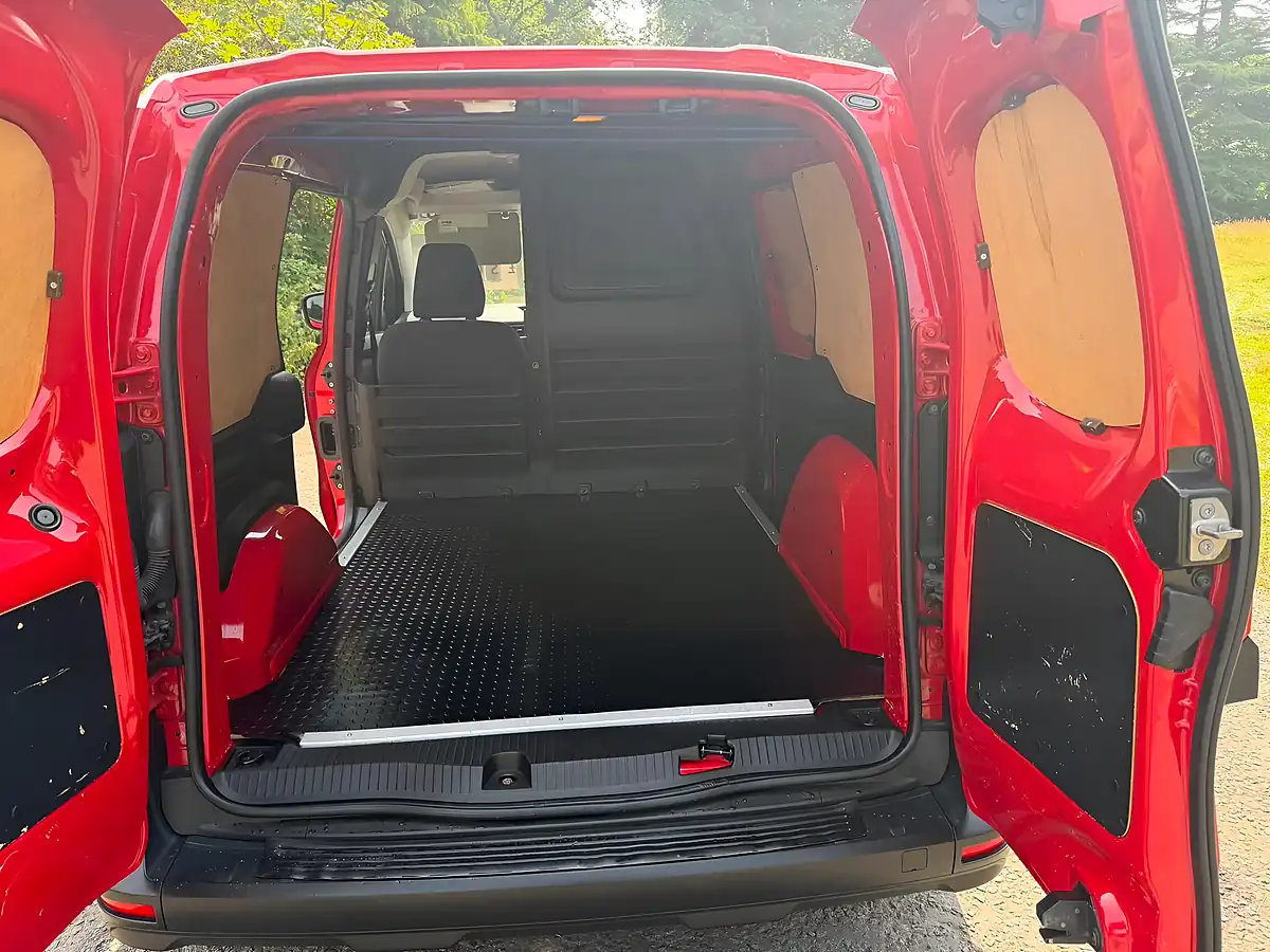 Used 2023 Renault Kangoo ML19 Start Mwb Red - Interior and Exterior details 7
