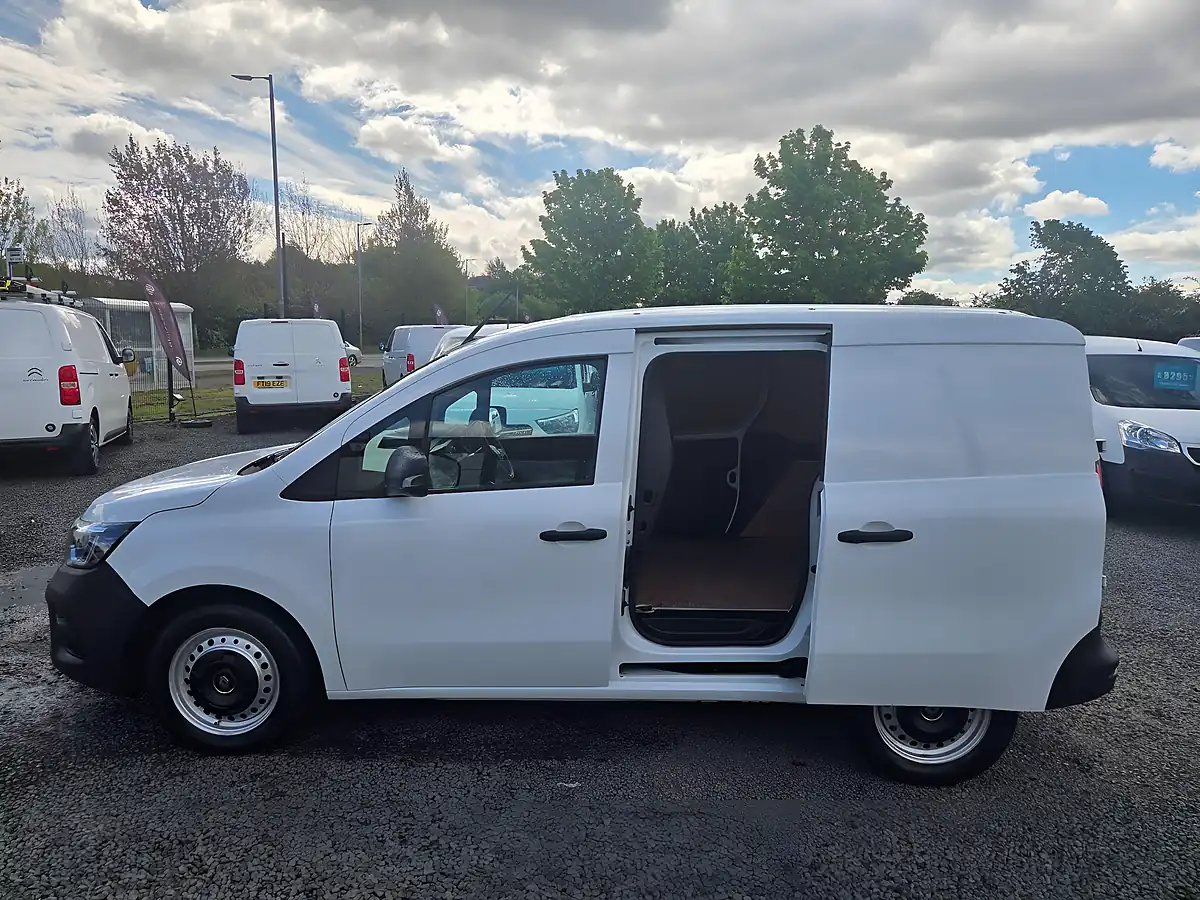 Used 2023 Renault Kangoo ML19 Start Mwb White - Interior and Exterior details 12