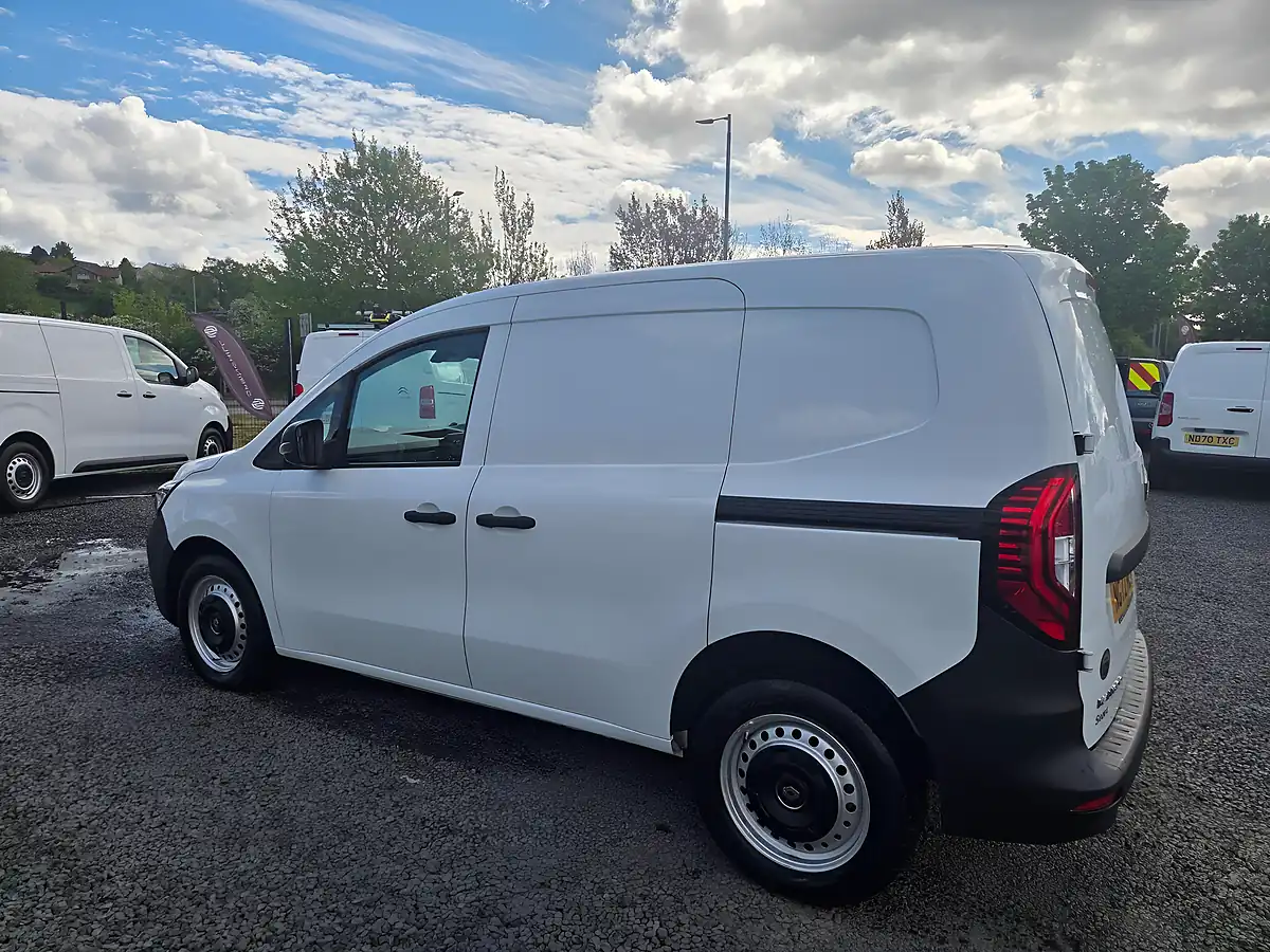 Used 2023 Renault Kangoo ML19 Start Mwb White - Interior and Exterior details 15