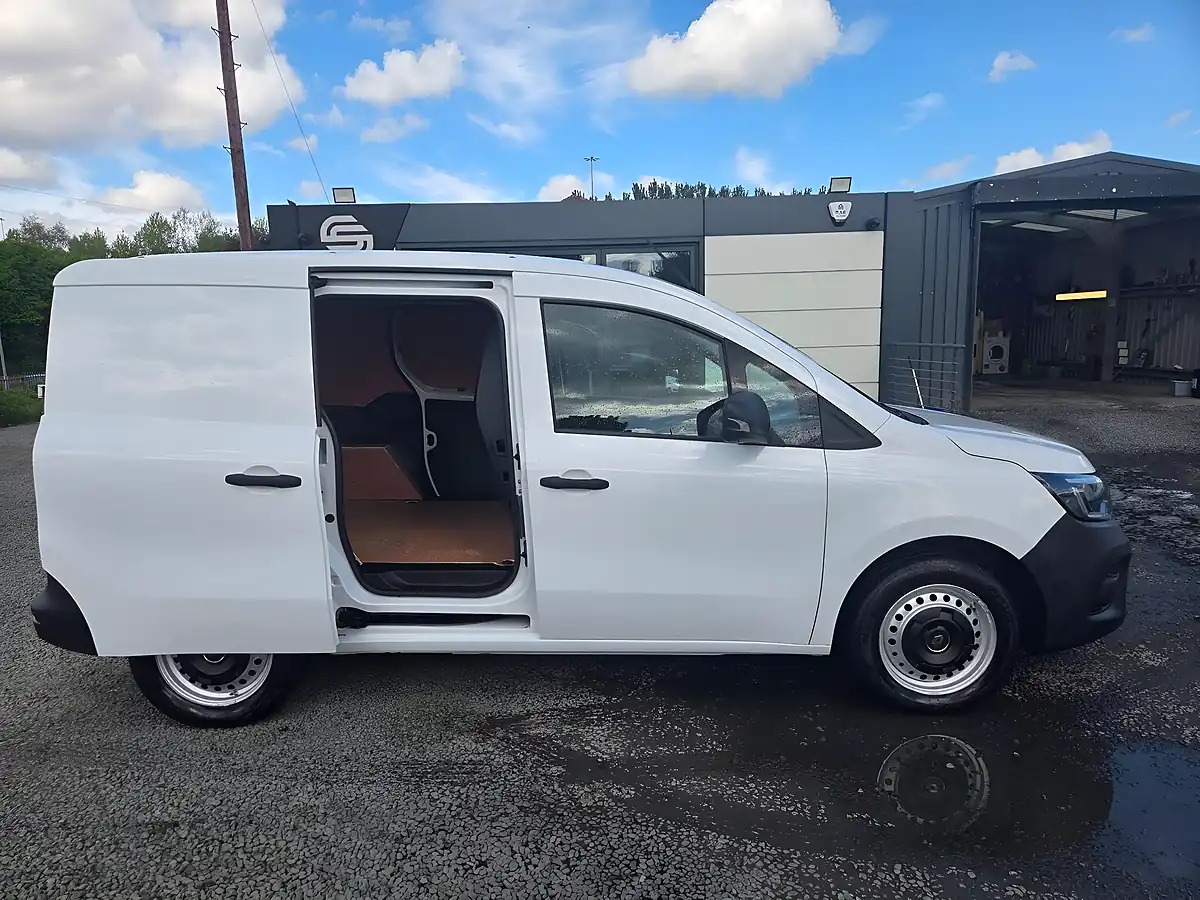 Used 2023 Renault Kangoo ML19 Start Mwb White - Interior and Exterior details 4