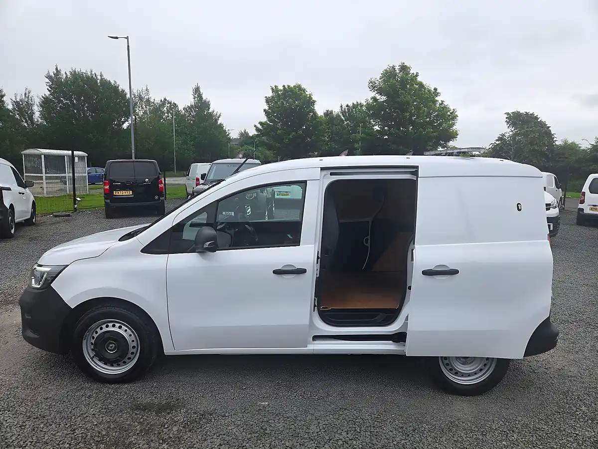 Used 2023 Renault Kangoo ML19 Start Mwb White - Interior and Exterior details 12
