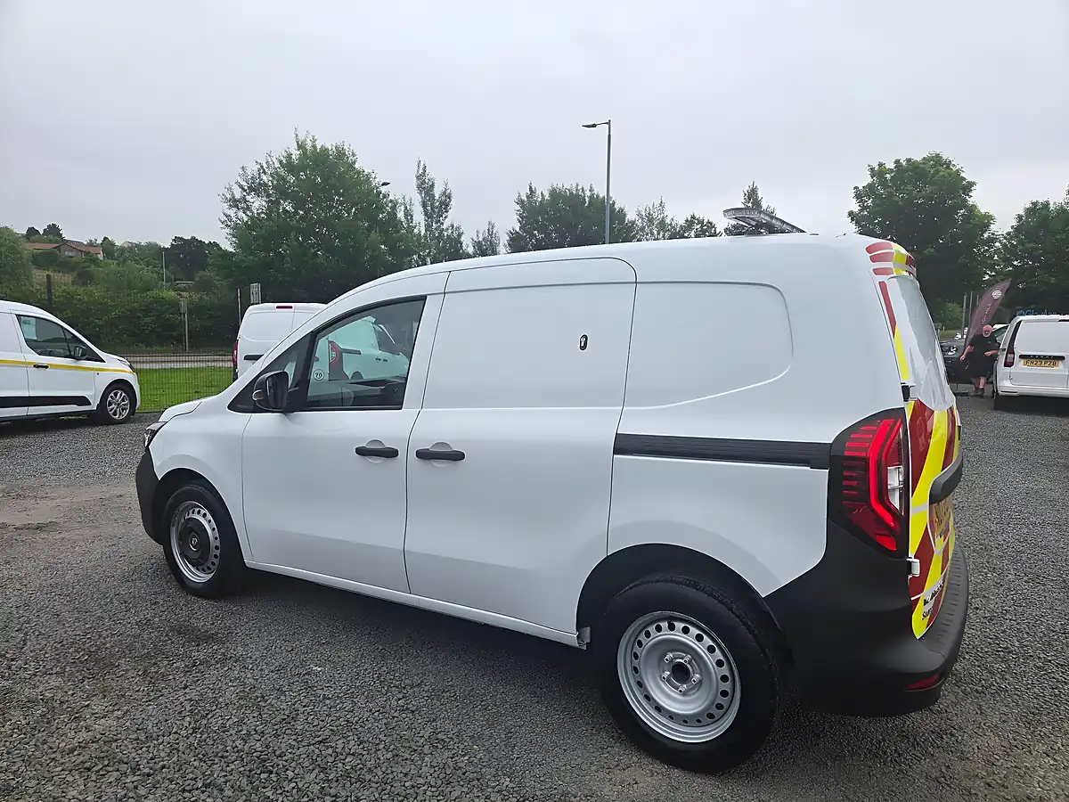 Used 2023 Renault Kangoo ML19 Start Mwb White - Interior and Exterior details 15