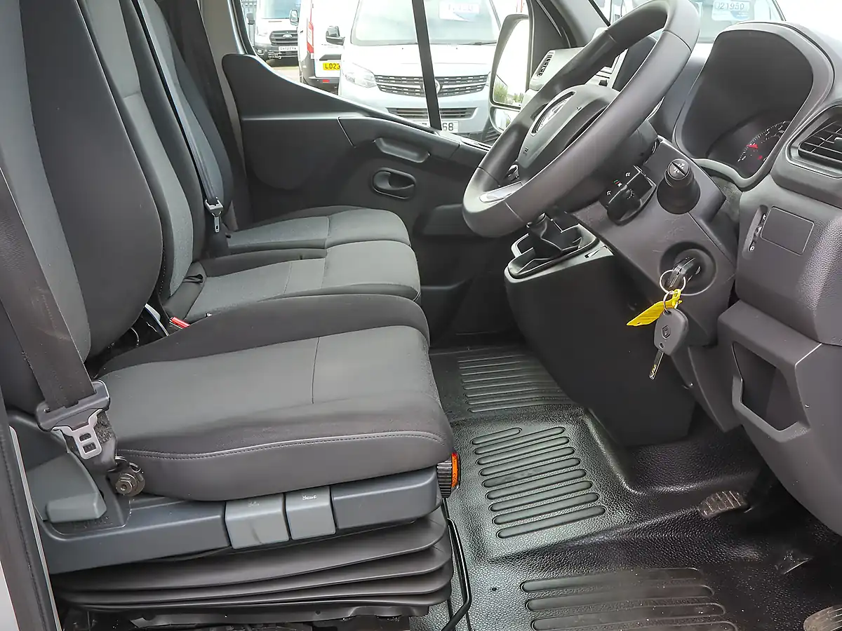 Used 2023 Renault Master 35 Business+ Grey - Interior and Exterior details 20
