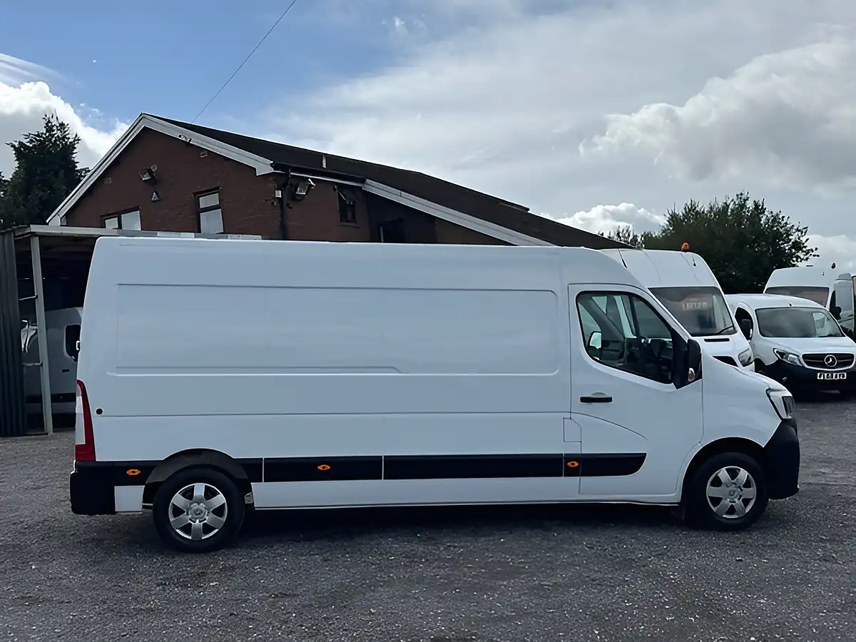 Used 2023 Renault Master Advance White - Interior and Exterior details 5