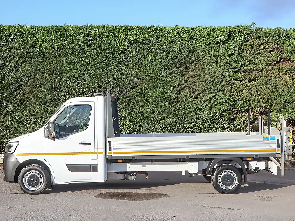 Used 2023 Renault Master Business Energy Mineral White - Interior and Exterior details 16