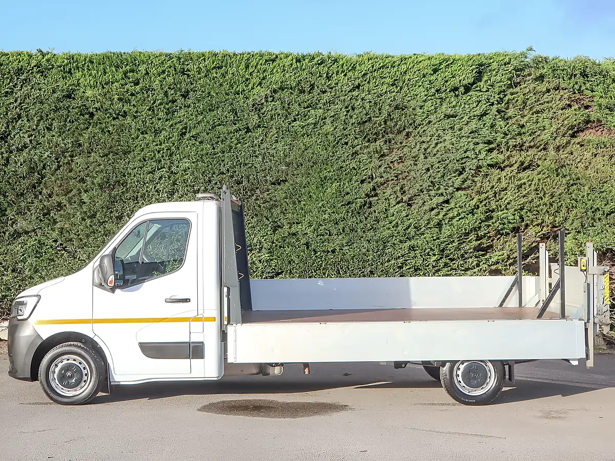 Used 2023 Renault Master Business Energy Mineral White - Interior and Exterior details 17