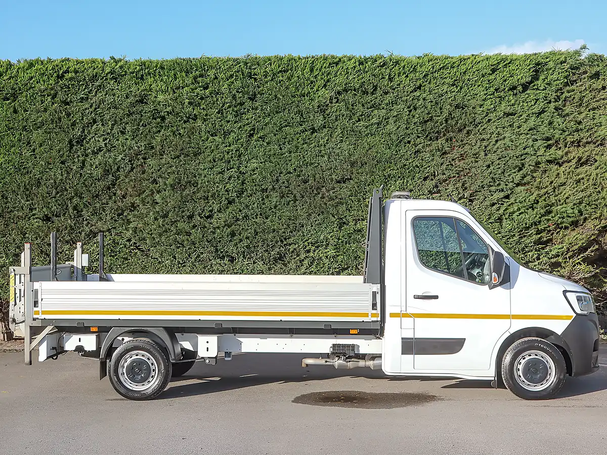 Used 2023 Renault Master Business Energy Mineral White - Interior and Exterior details 5