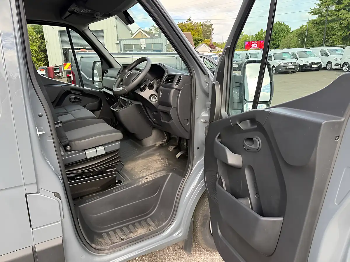 Used 2023 Renault Master Business+ Grey - Interior and Exterior details 12