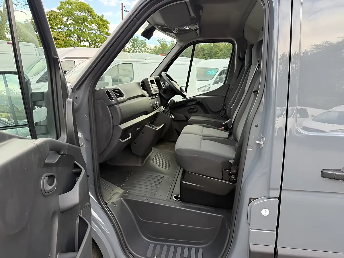 Used 2023 Renault Master Business+ Grey - Interior and Exterior details 5
