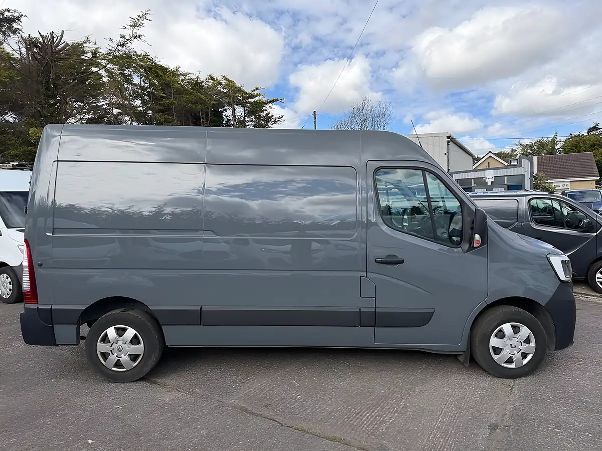 Used 2023 Renault Master Business+ Grey - Interior and Exterior details 9