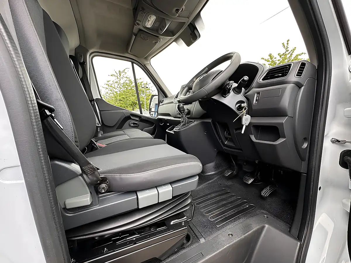 Used 2023 Renault Master Business+ Mineral White - Interior and Exterior details 13