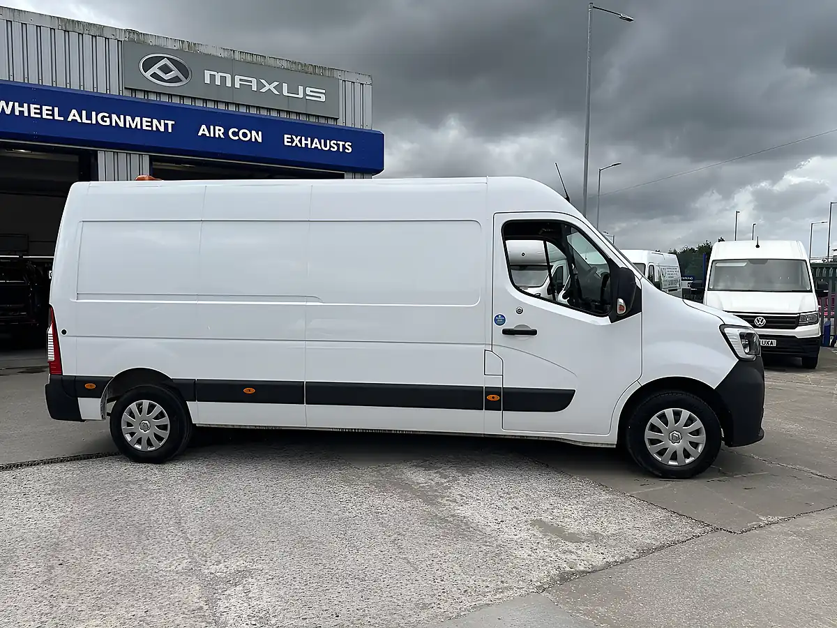 Used 2023 Renault Master Business+ Mineral White - Interior and Exterior details 3