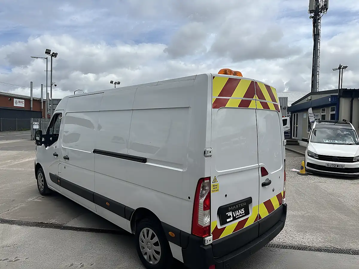 Used 2023 Renault Master Business+ Mineral White - Interior and Exterior details 7