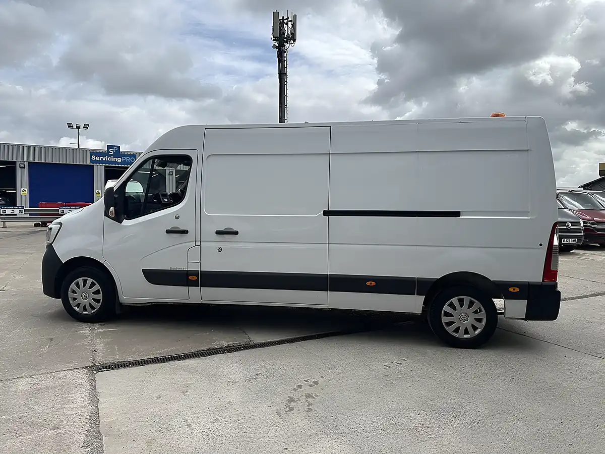 Used 2023 Renault Master Business+ Mineral White - Interior and Exterior details 8