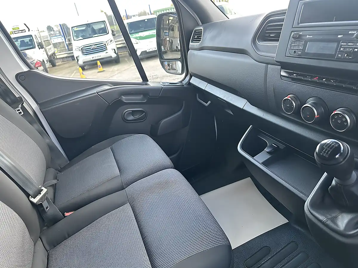 Used 2023 Renault Master Business+ Mineral White - Interior and Exterior details 14